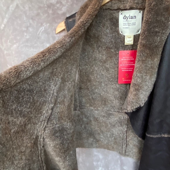 🎉NWT Dylan Shearling Ruffle Vest, Size MED, Vintage Black/Brown -… - Picture 3 of 5